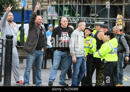 Newcaslte nach Tyne, UK. 24. Sep, 2016. Samstag 24. September 2016. EDL-Anhänger werden von der Polizei gewarnt. Bildnachweis: Dan Cooke/Alamy Live-Nachrichten Stockfoto