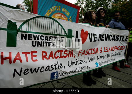 Newcaslte nach Tyne, UK. 24. Sep, 2016. Samstag 24. September 2016. Newcastle vereinigt Banner Formen auf dem blauen Teppich. Bildnachweis: Dan Cooke/Alamy Live-Nachrichten Stockfoto