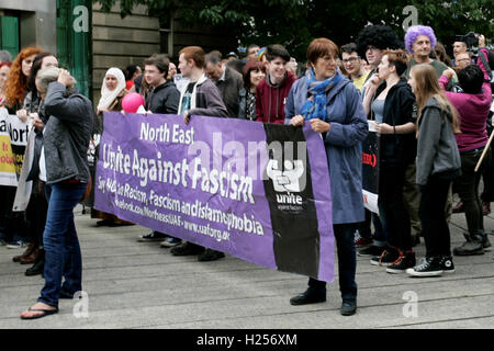 Newcaslte nach Tyne, UK. 24. Sep, 2016. Samstag 24. September 2016. Banner beginnen sich zu bilden auf dem blauen Teppich. Bildnachweis: Dan Cooke/Alamy Live-Nachrichten Stockfoto