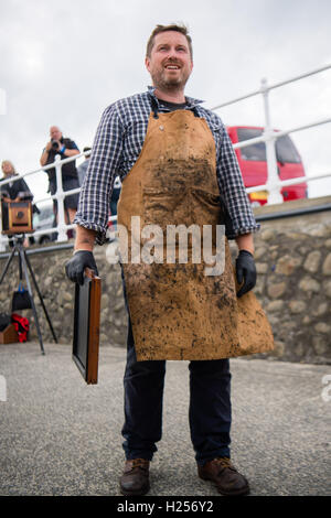 Aberystwtyth, Wales, UK. 24. Sep, 2016. Fotograf JACK LOWE, Enkel des "Papas Armee" Schauspieler Arthur Lowe, Haltestelle Aberystwyth RNLI fotografieren die Besatzung und die Boote als Teil seines massiven 5-Jahres-Projekt dokumentieren alle 237 RNLI-Rettungsboot-Stationen in Großbritannien, mit einem antiken Plattenkamera und den "nassen Kollodium" Prozess auf 12 "x 10" Glasnegativen. Jede Negative muss von hand hergestellt werden, kurz bevor das Foto gemacht, und er hat dann ca. 12 Minuten die Belichtung zu entwickeln, das Bild, das er in einem alten Krankenwagen tut, was er in eine mobile Dunkelkammer umgewandelt wird. © Keith Morris/Alam Stockfoto