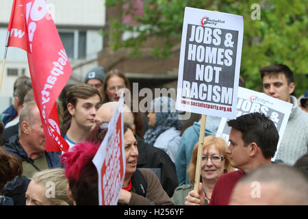 Newcaslte nach Tyne, UK. 24. Sep, 2016. Samstag 24. September 2016. Plakate werden ausgelöst, an die Prozession verlässt den blauen Teppich. Bildnachweis: Dan Cooke/Alamy Live-Nachrichten Stockfoto