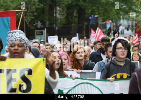 Newcaslte nach Tyne, UK. 24. Sep, 2016. Samstag 24. September 2016. Newcastle vereinigt Banner führt Fans durch die Innenstadt. Bildnachweis: Dan Cooke/Alamy Live-Nachrichten Stockfoto