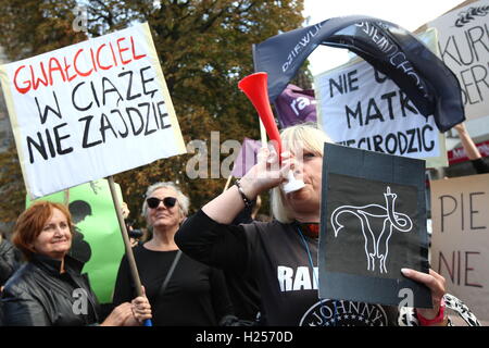 Sopot, Polen 24. September 2016 einige hundert Menschen nahmen an der sogenannten Black Protest gegen die vorgeschlagenen strengeren Abtreibungsgesetzes in Polen. Vorgeschlagene neue Gesetz würde alle Abtreibungen kriminalisieren. Die Aktion ist organisiert, um den Widerstand gegen die Verschärfung der Anti-Abtreibungs-Gesetz und gemäß seinen Namen tragen alle Teilnehmer schwarz. Demonstranten halten Banner, das spricht "der Vergewaltiger nicht schwanger geworden" gesehen Stockfoto