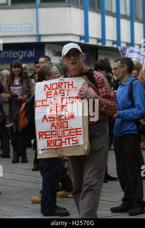 Newcaslte nach Tyne, UK. 24. Sep, 2016. Samstag 24. September 2016. Plakate werden ausgelöst, an die Prozession verlässt den blauen Teppich. Bildnachweis: Dan Cooke/Alamy Live-Nachrichten Stockfoto