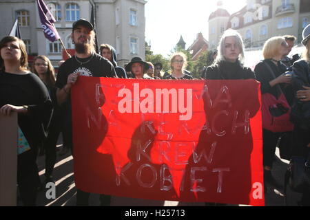 Sopot, Polen 24. September 2016 einige hundert Menschen nahmen an der sogenannten Black Protest gegen die vorgeschlagenen strengeren Abtreibungsgesetzes in Polen. Vorgeschlagene neue Gesetz würde alle Abtreibungen kriminalisieren. Die Aktion ist organisiert, um den Widerstand gegen die Verschärfung der Anti-Abtreibungs-Gesetz und gemäß seinen Namen tragen alle Teilnehmer schwarz. Demonstranten halten, Banner, das die Regierung spricht Frauen Blut in Händen hat gesehen Stockfoto