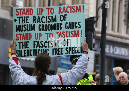 Newcaslte nach Tyne, UK. 24. Sep, 2016. Samstag 24. September 2016. EDL-Anhänger stellt ein Plakat. Bildnachweis: Dan Cooke/Alamy Live-Nachrichten Stockfoto