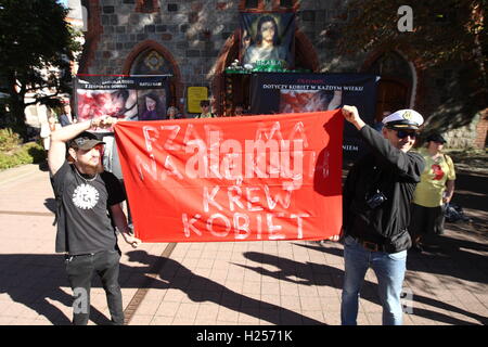 Sopot, Polen 24. September 2016 einige hundert Menschen nahmen an der sogenannten Black Protest gegen die vorgeschlagenen strengeren Abtreibungsgesetzes in Polen. Vorgeschlagene neue Gesetz würde alle Abtreibungen kriminalisieren. Die Aktion ist organisiert, um den Widerstand gegen die Verschärfung der Anti-Abtreibungs-Gesetz und gemäß seinen Namen tragen alle Teilnehmer schwarz. Demonstranten halten, Banner, das die Regierung spricht Frauen Blut in Händen hat gesehen Stockfoto