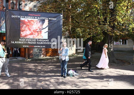 Sopot, Polen 24. September 2016 einige hundert Menschen nahmen an der sogenannten Black Protest gegen die vorgeschlagenen strengeren Abtreibungsgesetzes in Polen. Vorgeschlagene neue Gesetz würde alle Abtreibungen kriminalisieren. Die Aktion ist organisiert, um den Widerstand gegen die Verschärfung der Anti-Abtreibungs-Gesetz und gemäß seinen Namen tragen alle Teilnehmer schwarz. Pro-Life-Organisation Demonstrant Holding Banner mit toten Fötus gesehen Stockfoto