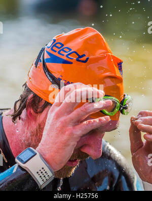 Hever Castle, Kent, UK. 24. Sep, 2016. Übergang zwischen dem Schwimmen und Radfahren - Konkurrenten genießen Sie die warmen sonnigen Bedingungen während der Teilnahme an der Hever Castle Triathlon. Bildnachweis: Guy Bell/Alamy Live-Nachrichten Stockfoto