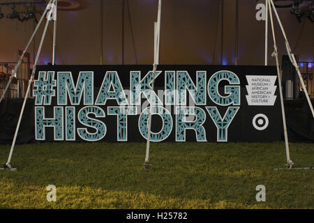 Washington, District Of Columbia, USA. 24. Sep, 2016. Ein großes Schild mit dem Hashtag #MAKINGHISTORY vor einem Zelt auf der National Mall als Teil der Smithsonian National Museum of African American History und Kultur öffnen Festwochenende. © Evan Golub/ZUMA Draht/Alamy Live-Nachrichten Stockfoto