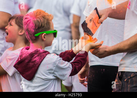 Hull, Großbritannien. 25. September 2016. Dove house Colour run, Kredit: Matthew appleyard/alamy leben Nachrichten Stockfoto