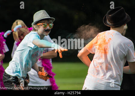 Hull, Großbritannien. 25. September 2016. Dove house Colour run, Kredit: Matthew appleyard/alamy leben Nachrichten Stockfoto