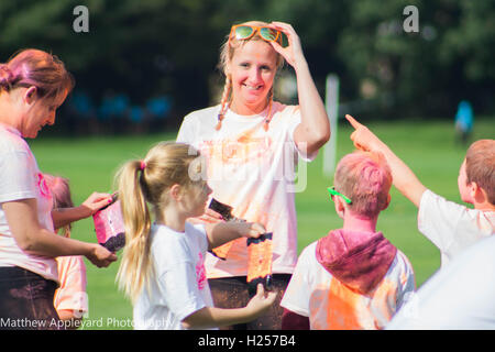 Hull, Großbritannien. 25. September 2016. Dove house Colour run, Kredit: Matthew appleyard/alamy leben Nachrichten Stockfoto