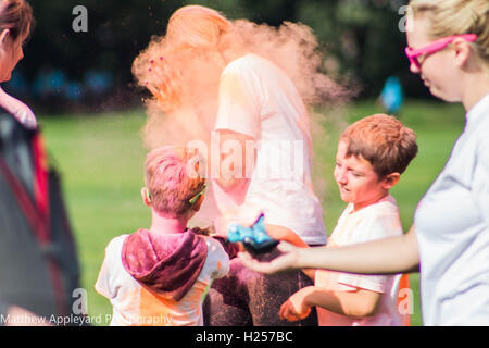 Hull, Großbritannien. 25. September 2016. Dove house Colour run, Kredit: Matthew appleyard/alamy leben Nachrichten Stockfoto