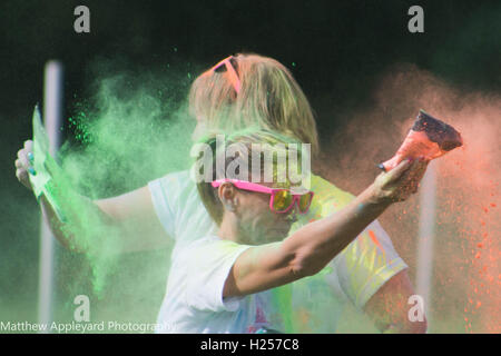 Hull, Großbritannien. 25. September 2016. Dove house Colour run, Kredit: Matthew appleyard/alamy leben Nachrichten Stockfoto