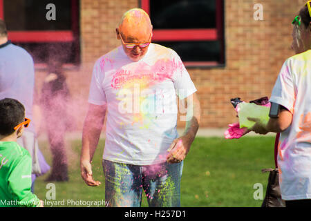 Hull, Großbritannien. 25. September 2016. Dove house Colour run, Kredit: Matthew appleyard/alamy leben Nachrichten Stockfoto