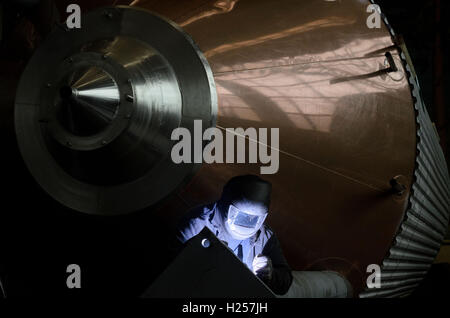 Tambow, Tambow, Russland. 23. Sep, 2016. Schweißarbeiten in der Montagehalle von JSC "ZAVKOM" © Aleksei Sukhorukov/ZUMA Draht/Alamy Live News Stockfoto