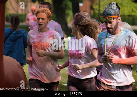 Hull, Großbritannien. 25. September 2016. Dove house Colour run, Kredit: Matthew appleyard/alamy leben Nachrichten Stockfoto