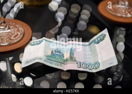 Moskau, Russland. 22. Sep, 2016. Eine Notiz von 1000 Rubel liegt auf dem Schreibtisch eines Restaurants in Moskau, 22. September 2016. Foto: SOEREN STACHE/Dpa/Alamy Live News Stockfoto