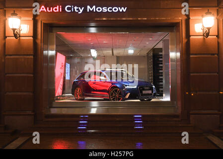 Moskau, Russland. 22. Sep, 2016. Ein Audi RS6 Avant steht in einem Schaufenster des Ladens Audi Stadt Moskau am Abend in Moskau, 22. September 2016. Foto: SOEREN STACHE/Dpa/Alamy Live News Stockfoto