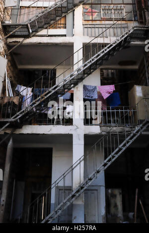 Jerusalem, Israel. 24. Sep, 2016. Inneren Höfe und Treppen Anzeichen von Vernachlässigung in einem Wohnhaus an der Propheten Road, HaNeviim, errichtet im Jahre 1928 mit Mitteln die äthiopische Kaiserin Zauditu zum Konsulat ihres Landes beherbergen. Ein dekoratives Mosaik Giebel an der Fassade zeigt das Emblem des äthiopischen Monarchie und ist in Geez eingeschrieben: "der Löwe aus dem Stamm Juda hat gesiegt". Diesem Bereich neben dem Zentrum von Jerusalem dient als Drehscheibe für Christian Afrikaner, vor allem aus Äthiopien und Eritrea. Bildnachweis: Nir Alon/Alamy Live-Nachrichten Stockfoto