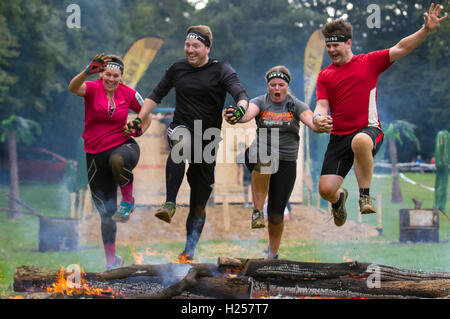 Bear Grylls Survival Rennen, Tatton Park, Knutsford, UK. 24. September 2016. Wettbewerber beteiligte sich an der BG-Outdoor-Festival für die aufregendsten Großbritanniens und aktionsreichen Tag Cheshires inmitten atemberaubender Tatton Park, mit über 2.000 Hektar großen Wildpark, Meres und Wald. Vollgepackt mit Aktivitäten, Herausforderungen, fantastische Preise, live Musik, Gourmet-Essen Pop-ups & lizenzierten Bars. Es war etwas für die ganze Familie mit Bungee-Sprung, Segway Track, Parajet fliegenden zeigt, Feuer, Beleuchtung, Luftgewehrschießen & mehr. Bildnachweis: Cernan Elias/Alamy Live-Nachrichten Stockfoto