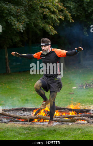 Bear Grylls Survival Rennen, Tatton Park, Knutsford, UK. 24. September 2016. Wettbewerber beteiligte sich an der BG-Outdoor-Festival für die aufregendsten Großbritanniens und aktionsreichen Tag Cheshires inmitten atemberaubender Tatton Park, mit über 2.000 Hektar großen Wildpark, Meres und Wald. Vollgepackt mit Aktivitäten, Herausforderungen, fantastische Preise, live Musik, Gourmet-Essen Pop-ups & lizenzierten Bars. Es war etwas für die ganze Familie mit Bungee-Sprung, Segway Track, Parajet fliegenden zeigt, Feuer, Beleuchtung, Luftgewehrschießen & mehr. Bildnachweis: Cernan Elias/Alamy Live-Nachrichten Stockfoto