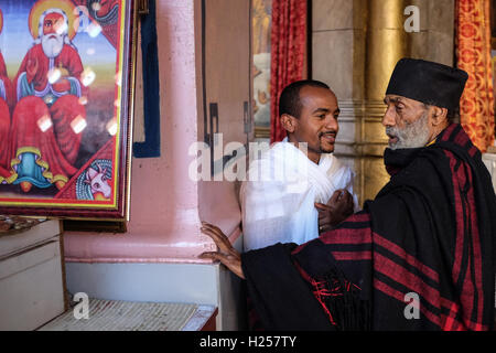 Jerusalem, Israel. 24. Sep, 2016. Christlichen Afrikanern, vor allem aus Äthiopien und Eritrea, konvergieren für das Gebet am Samstag, in der ummauerten in Verbindung, äthiopische Kirche in Etappen zwischen 1874 und 1901 erbaut. Bildnachweis: Nir Alon/Alamy Live-Nachrichten Stockfoto