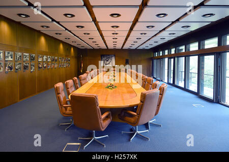 Bonn, Deutschland. 23. Sep, 2016. Blick in den Schrank Halle bei der Eröffnung des historischen Rundgang durch das ehemalige Bundeskanzleramt in Bonn, Deutschland, 23. September 2016. Die ehemaligen Bundeskanzleramt kann ab Januar besucht werden. Der Rundgang durch das Haus umfasst das Kabinett Hall und das Amt des Kanzlers mit Möbel und persönliche Gegenstände aus dem Vermögen von Helmut Schmidt. Sogar seine Aschenbecher steht wieder auf den Schreibtisch. Foto: HENNING KAISER/Dpa/Alamy Live News Stockfoto