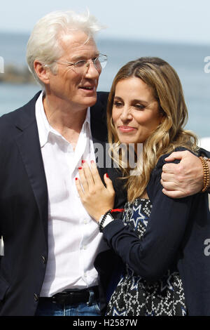 SAN SEBASTIAN, Spanien – 24 SEPTEMBER: Richard Gere und seine Freundin Alejandra Silva besuchen die Invisibles Fototermin während der 64. Filmfestspiele von San Sebastian am Zurriola Strand in San Sebastian, Spanien. 24. September 2016. Bildnachweis: Jimmy Olsen/MediaPunch *** keine Spanien *** Stockfoto