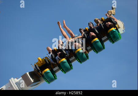 München, Deutschland. 24. Sep, 2016. Eine Frau fährt eine Karneval-Fahrt und streckt ihre Beine auf dem Oktoberfest in München, Deutschland, 24. September 2016. Foto: ANDREAS GEBERT/Dpa/Alamy Live-Nachrichten Stockfoto