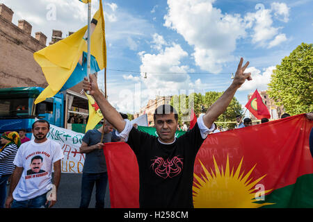 Rom, Italien. 24. September 2016. Kurden leben in Italien März "Terrorist Erdogan", rief zum protest gegen das Massaker an der kurdischen Bevölkerung und Politik der türkischen Regierung in Rom am 24. September 2016. Kurden Türkei-Geschäft in kurdisch besiedelten Gebieten verurteilt und fordert einen Status für Kurdistan und die Freiheit für die inhaftierten PKK-Führer Abdullah Öcalan. Bildnachweis: Giuseppe Ciccia/Alamy Live-Nachrichten Stockfoto