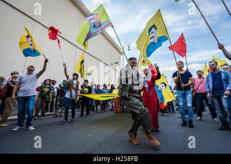 Rom, Italien. 24. September 2016. Kurden leben in Italien März "Terrorist Erdogan", rief zum protest gegen das Massaker an der kurdischen Bevölkerung und Politik der türkischen Regierung in Rom am 24. September 2016. Kurden Türkei-Geschäft in kurdisch besiedelten Gebieten verurteilt und fordert einen Status für Kurdistan und die Freiheit für die inhaftierten PKK-Führer Abdullah Öcalan. Bildnachweis: Giuseppe Ciccia/Alamy Live-Nachrichten Stockfoto