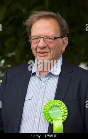 Witney, Großbritannien. 24. Sep, 2016. Larry Sanders, Bruder von Senator Bernie Sanders, startet seine Campaigh als Kandidat der grünen Partei MP für Witney, nach David Cameron stehen stehend nach unten vom Fahrersitz Witney. Bildnachweis: Adrian Arbib/Alamy Live-Nachrichten Stockfoto