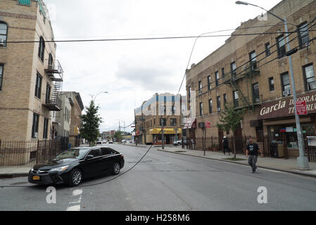 Ridgewood, USA, 24. Sept., Mann überprüfen, hängende Kabel, Ridgewood, NYC, USA © Maximilian Benner/Alamy Live News Stockfoto