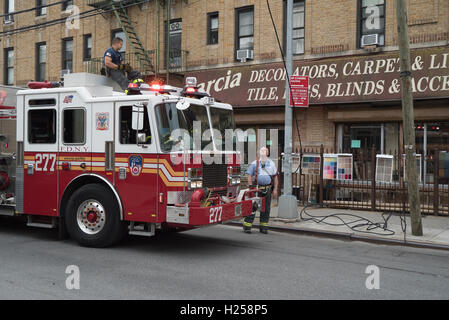 Ridgewood, USA, 24. Sept., NYFD angekommen und bereiten sich auf schneiden Sie Kabel, Ridgewood, NYC, USA © Maximilian Benner/Alamy Live News Stockfoto