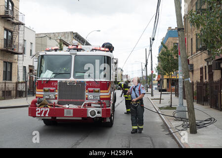 Ridgewood, USA, 24. Sept., NYFD ankommen und schneiden lose Kabel, Ridgewood, NYC, USA © Maximilian Benner/Alamy Live News Stockfoto