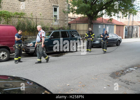 Ridgewood, USA, 24. Sept., NYFD sammeln den Rest des Kabels auf Jefferson Ave, Ridgewood, NYC, USA © Maximilian Benner/Alamy Live News Stockfoto