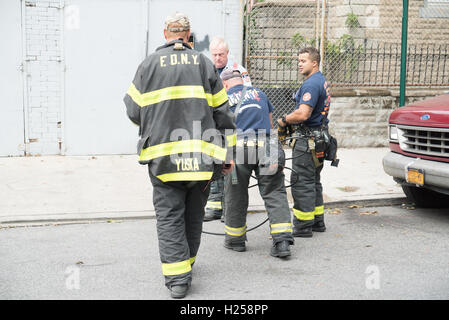 Ridgewood, USA, 24. Sept., NYFD sammeln den Rest des Kabels auf Jefferson Ave, Ridgewood, NYC, USA © Maximilian Benner/Alamy Live News Stockfoto