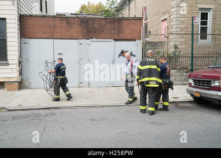 Ridgewood, USA, 24. Sept., NYFD sammeln den Rest des Kabels auf Jefferson Ave, Ridgewood, NYC, USA © Maximilian Benner/Alamy Live News Stockfoto