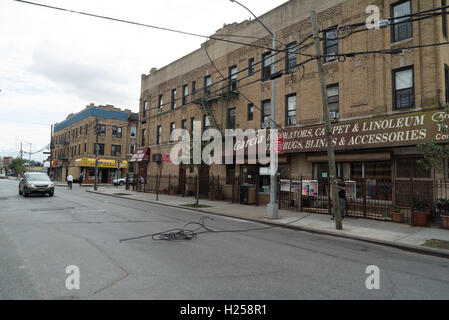 Ridgewood, USA, 24. Sept., Mann ziehen Kabel von der Straße, Ridgewood, NYC, USA © Maximilian Benner/Alamy Live News Stockfoto