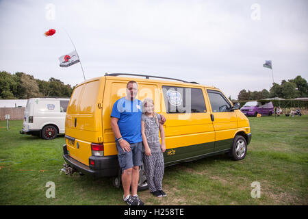 Henlow Bridge Lakes, Bedfordshire, Großbritannien. 24. September 2016, Mitglieder der Run the Ring Gruppe, die im März dieses Jahres von John Emberton gegründet wurde, um Geld für den Teenage Cancer Trust zu sammeln, zelten über Nacht, bevor sie um 8 Uhr morgens um den Ring laufen, um die M25 am Sonntag 25. September herum. Gemeinsam mit über 400 anderen VW-Camper-Van-Besitzern werden sie die längste Kreuzfahrt von VW's bilden, die das Vereinigte Königreich gesehen hat. Stockfoto