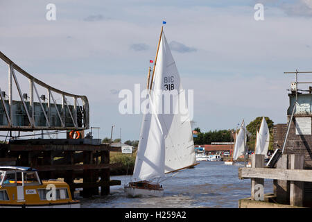 Norfolk Broads, UK. 24. Sep, 2016. Fluss Segeln Kreuzer auf Fluß Yare am Reedham in die jährliche Yare Navigation Race racing organisiert von Stichting Hall Segelclub. Unterwegs, ein Kurs, der bis zu sechs Stunden in Anspruch nehmen kann durchlaufen sie Reedhams viktorianischen Drehbrücke tragen die Wherry Linie von Lowestoft nach Norwich, eine Bühne im Rennen haben sie hin und her zu umrunden, bis sie geöffnet werden kann. Bildnachweis: Adrian Buck/Alamy Live-Nachrichten Stockfoto