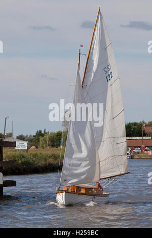 Norfolk Broads, UK. 24. Sep, 2016. Fluss Segeln Kreuzer auf Fluß Yare am Reedham in die jährliche Yare Navigation Race racing organisiert von Stichting Hall Segelclub. Unterwegs, ein Kurs, der bis zu sechs Stunden in Anspruch nehmen kann durchlaufen sie Reedhams viktorianischen Drehbrücke tragen die Wherry Linie von Lowestoft nach Norwich, eine Bühne im Rennen haben sie hin und her zu umrunden, bis sie geöffnet werden kann. Bildnachweis: Adrian Buck/Alamy Live-Nachrichten Stockfoto