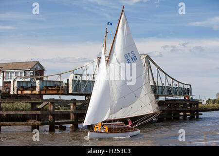 Norfolk Broads, UK. 24. Sep, 2016. Fluss Segeln Kreuzer auf Fluß Yare am Reedham in die jährliche Yare Navigation Race racing organisiert von Stichting Hall Segelclub. Unterwegs, ein Kurs, der bis zu sechs Stunden in Anspruch nehmen kann durchlaufen sie Reedhams viktorianischen Drehbrücke tragen die Wherry Linie von Lowestoft nach Norwich, eine Bühne im Rennen haben sie hin und her zu umrunden, bis sie geöffnet werden kann. Bildnachweis: Adrian Buck/Alamy Live-Nachrichten Stockfoto