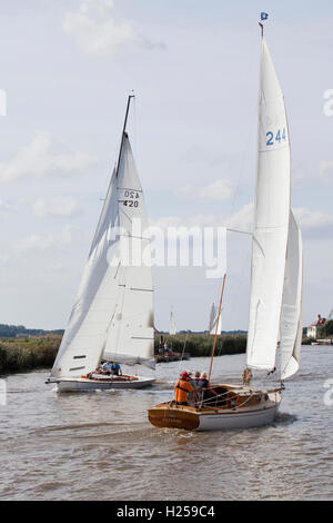 Zwei Segel Cruiser Durchreise Reedham während des jährlichen Fluß Yare Navigation Rennens auf den Norfolk Broads im Vereinigten Königreich. Stockfoto