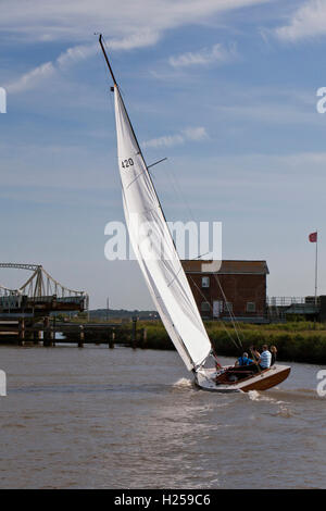 Norfolk Broads, UK. 24. Sep, 2016. Fluss Segeln Kreuzer auf Fluß Yare am Reedham in die jährliche Yare Navigation Race racing organisiert von Stichting Hall Segelclub. Unterwegs, ein Kurs, der bis zu sechs Stunden in Anspruch nehmen kann durchlaufen sie Reedhams viktorianischen Drehbrücke tragen die Wherry Linie von Lowestoft nach Norwich, eine Bühne im Rennen haben sie hin und her zu umrunden, bis sie geöffnet werden kann. Bildnachweis: Adrian Buck/Alamy Live-Nachrichten Stockfoto