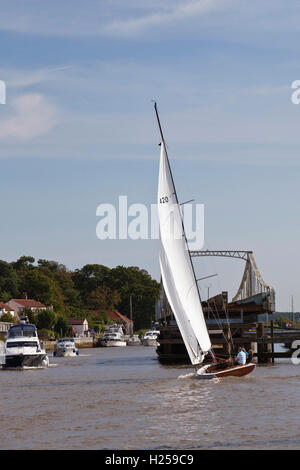 Norfolk Broads, UK. 24. Sep, 2016. Fluss Segeln Kreuzer auf Fluß Yare am Reedham in die jährliche Yare Navigation Race racing organisiert von Stichting Hall Segelclub. Unterwegs, ein Kurs, der bis zu sechs Stunden in Anspruch nehmen kann durchlaufen sie Reedhams viktorianischen Drehbrücke tragen die Wherry Linie von Lowestoft nach Norwich, eine Bühne im Rennen haben sie hin und her zu umrunden, bis sie geöffnet werden kann. Bildnachweis: Adrian Buck/Alamy Live-Nachrichten Stockfoto