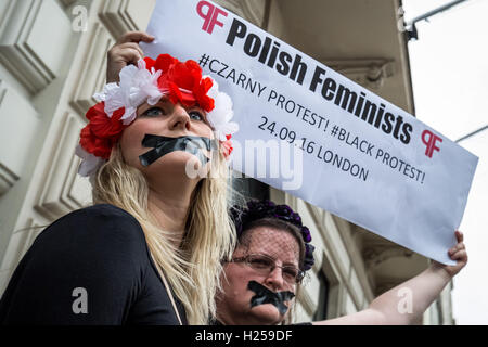 London, UK. 24. September 2016. Protest vor der polnischen Botschaft in London gegen Polens Rechtsextreme Gesetzgeber laufend Vorstoß in Richtung eine nahezu vollständige Abtreibungsverbot in andächtig katholischen Polen Credit: Guy Corbishley/Alamy Live News Stockfoto