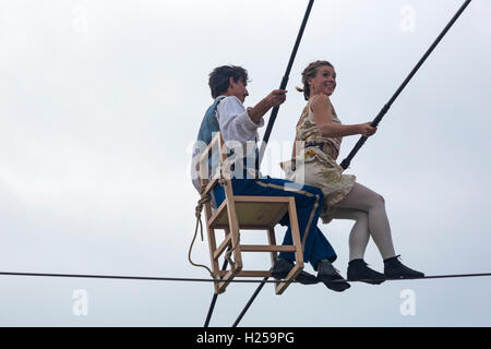 Harbourside, Baiter Park, Poole, Dorset, UK. 24. Sep, 2016. Oben sieht in der Luft, Teil von innen nach außen-Projekt verschiedene Künstler präsentieren Massen mit einer Leistung im freien zeitgenössischen Zirkus und Musik vor dem dramatischen Hintergrund des Meeres und des Himmels - die Bullzini Familie Nervenkitzel die Massen mit Equilibrius Highwire Kunststücke auf einem 10 m zu Fuß Draht 8 Meter über dem Boden durchgeführt. Bildnachweis: Carolyn Jenkins/Alamy Live-Nachrichten Stockfoto